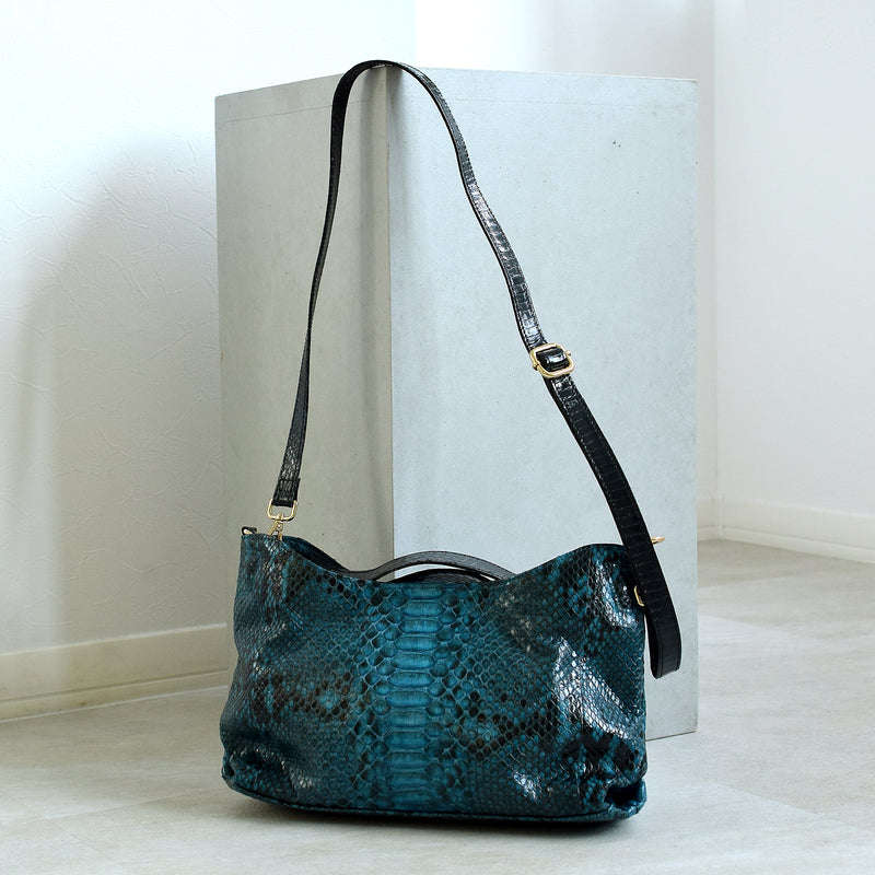 【PYTHON パイソン ウェーブトートバッグ】ミニ ターコイズ ショルダーつき 本革 蛇革 コブラ革 和装 カジュアル エキゾチックレザー　お洋服はもちろん 着物にも（2690608400）