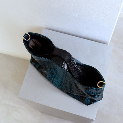 【PYTHON パイソン ウェーブトートバッグ】ミニ ターコイズ ショルダーつき 本革 蛇革 コブラ革 和装 カジュアル エキゾチックレザー　お洋服はもちろん 着物にも（2690608400）