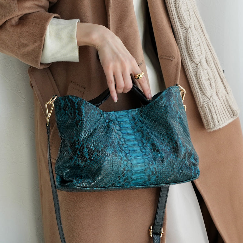 【PYTHON パイソン ウェーブトートバッグ】ミニ ターコイズ ショルダーつき 本革 蛇革 コブラ革 和装 カジュアル エキゾチックレザー　お洋服はもちろん 着物にも（2690608400）