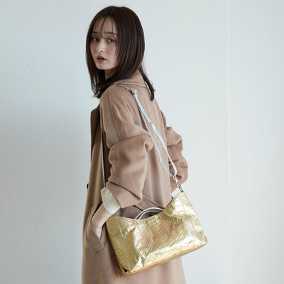 【PYTHON パイソン ウェーブトートバッグ】ミニ ゴールド×シルバー ショルダーつき 本革 蛇革 コブラ革 和装 カジュアル エキゾチックレザー　お洋服はもちろん 着物にも（2690608500）
