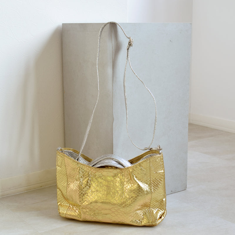 【PYTHON パイソン ウェーブトートバッグ】ミニ ゴールド×シルバー ショルダーつき 本革 蛇革 コブラ革 和装 カジュアル エキゾチックレザー　お洋服はもちろん 着物にも（2690608500）