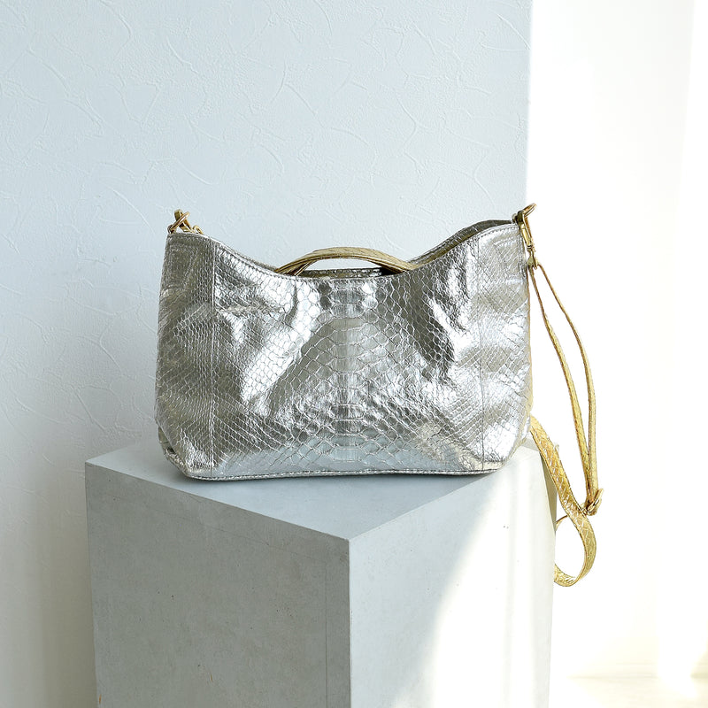 【PYTHON パイソン ウェーブトートバッグ】ミニ シルバー×ゴールド ショルダーつき 本革 蛇革 コブラ革 和装 カジュアル エキゾチックレザー　お洋服はもちろん 着物にも（2690608600）