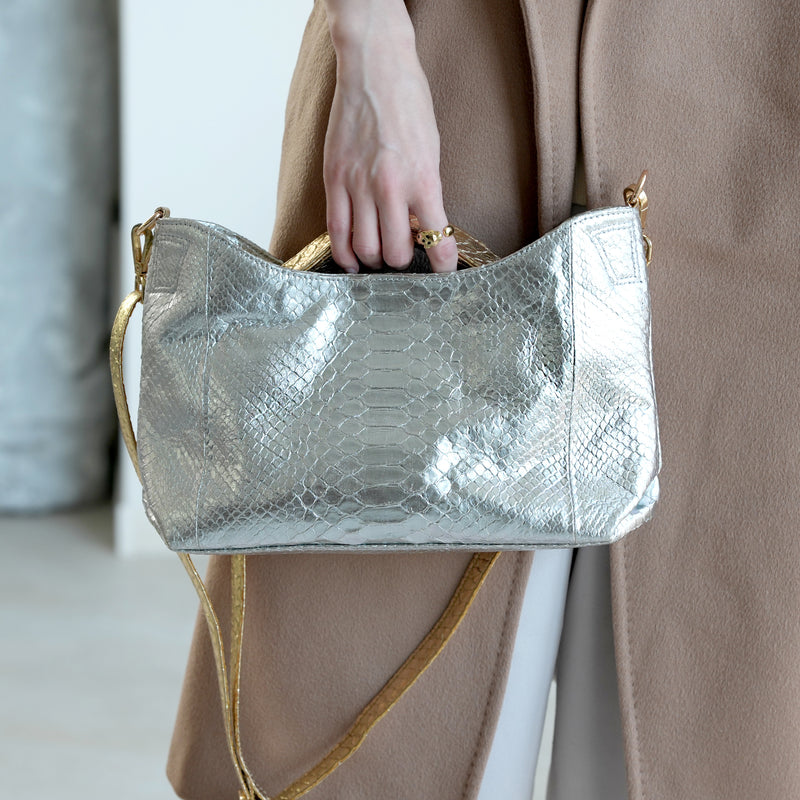 【PYTHON パイソン ウェーブトートバッグ】ミニ シルバー×ゴールド ショルダーつき 本革 蛇革 コブラ革 和装 カジュアル エキゾチックレザー　お洋服はもちろん 着物にも（2690608600）