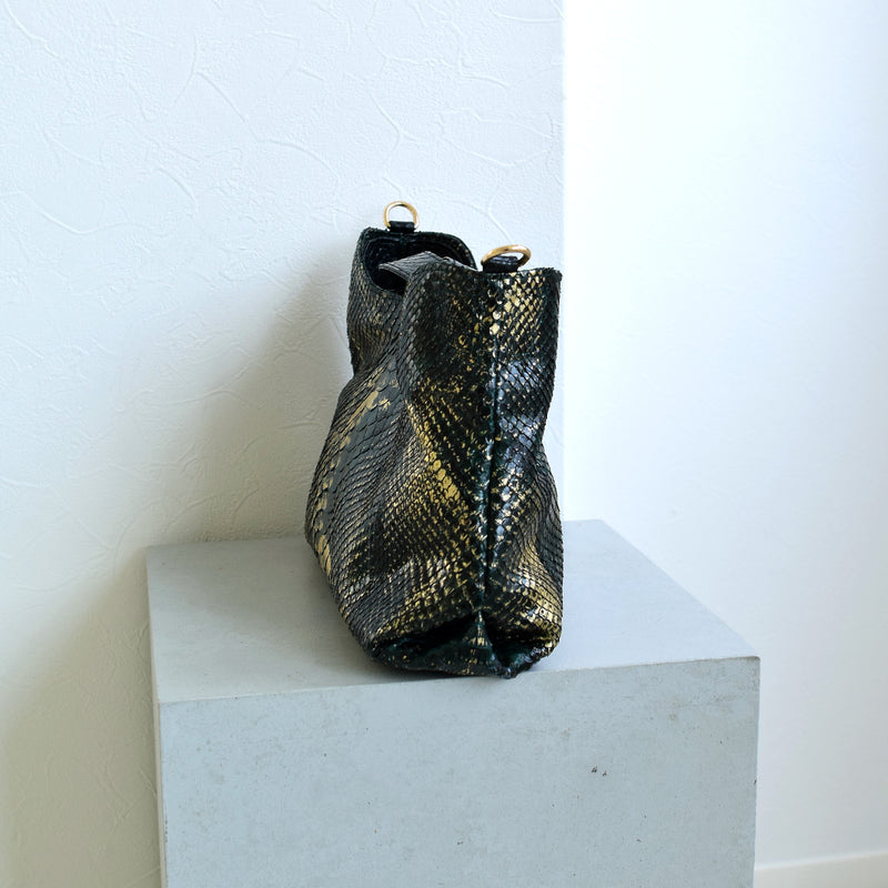 【PYTHON パイソン ウェーブトートバッグ】ミニ グリーン×ゴールド ショルダーつき 本革 蛇革 コブラ革 メタリック加工 和装 カジュアル エキゾチックレザー　お洋服はもちろん 着物にも（2690608700）