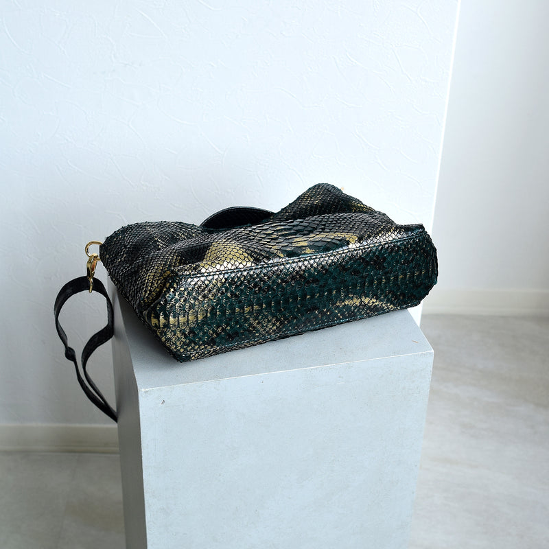 【PYTHON パイソン ウェーブトートバッグ】ミニ グリーン×ゴールド ショルダーつき 本革 蛇革 コブラ革 メタリック加工 和装 カジュアル エキゾチックレザー　お洋服はもちろん 着物にも（2690608700）