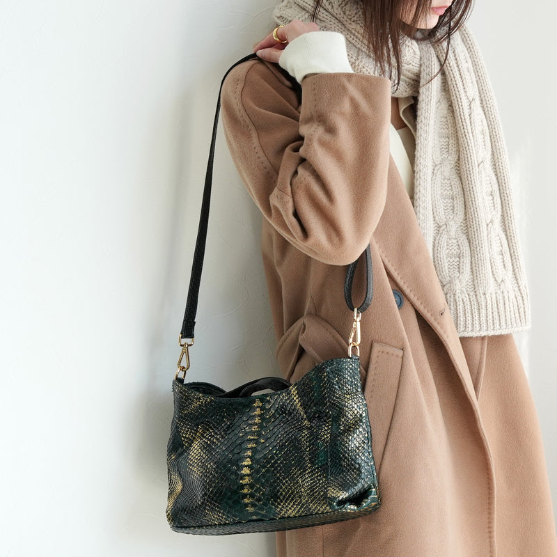 【PYTHON パイソン ウェーブトートバッグ】ミニ グリーン×ゴールド ショルダーつき 本革 蛇革 コブラ革 メタリック加工 和装 カジュアル エキゾチックレザー　お洋服はもちろん 着物にも（2690608700）