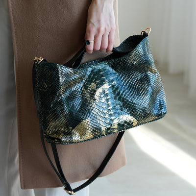【PYTHON パイソン ウェーブトートバッグ】ミニ グリーン×ゴールド ショルダーつき 本革 蛇革 コブラ革 メタリック加工 和装 カジュアル エキゾチックレザー　お洋服はもちろん 着物にも（2690608700）