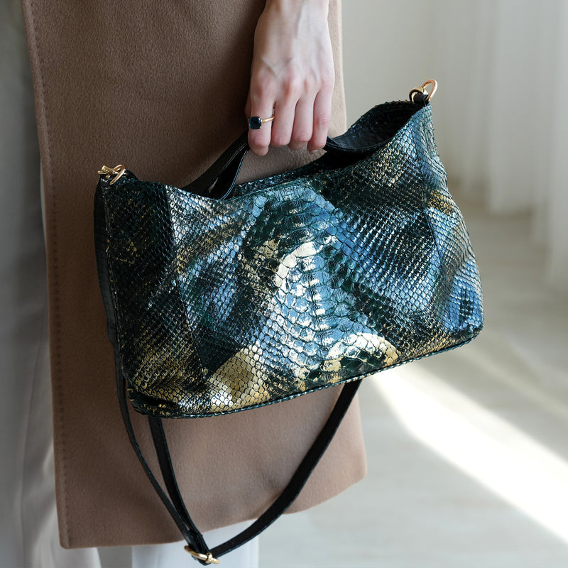 【PYTHON パイソン ウェーブトートバッグ】ミニ グリーン×ゴールド ショルダーつき 本革 蛇革 コブラ革 メタリック加工 和装 カジュアル エキゾチックレザー　お洋服はもちろん 着物にも（2690608700）