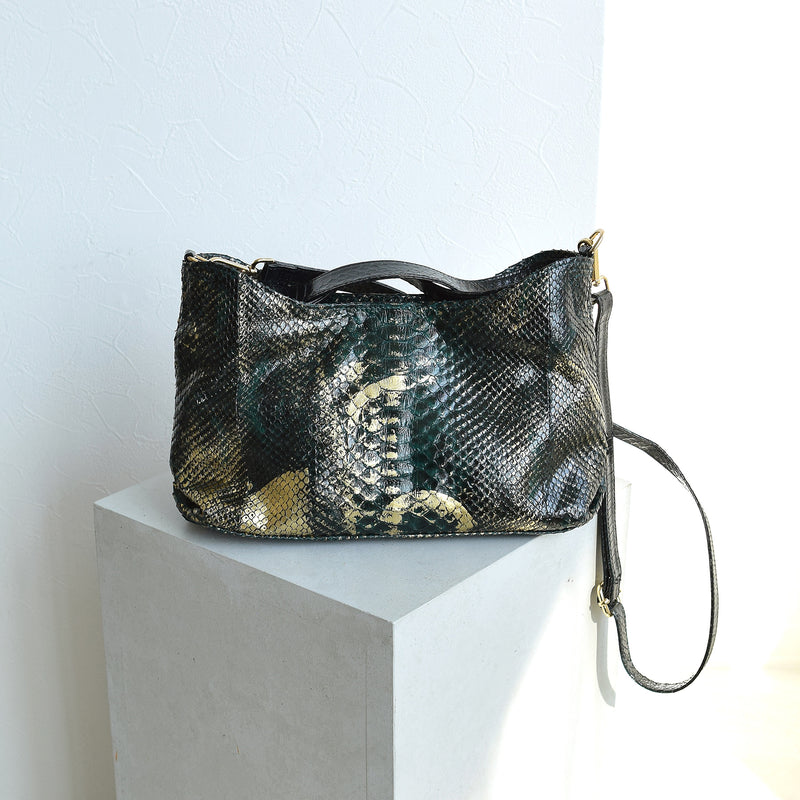 【PYTHON パイソン ウェーブトートバッグ】ミニ グリーン×ゴールド ショルダーつき 本革 蛇革 コブラ革 メタリック加工 和装 カジュアル エキゾチックレザー　お洋服はもちろん 着物にも（2690608700）
