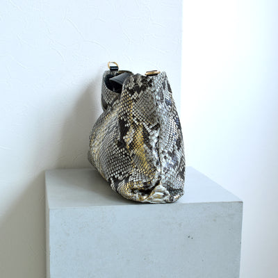 【PYTHON パイソン ウェーブトートバッグ】ミニ ナチュラル×ゴールド ショルダーつき 本革 蛇革 コブラ革 メタリック加工 和装 カジュアル エキゾチックレザー　お洋服はもちろん 着物にも（2690608800）