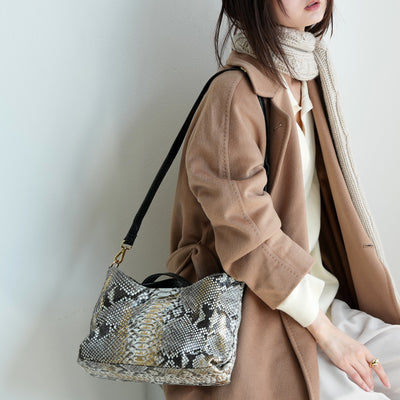 【PYTHON パイソン ウェーブトートバッグ】ミニ ナチュラル×ゴールド ショルダーつき 本革 蛇革 コブラ革 メタリック加工 和装 カジュアル エキゾチックレザー　お洋服はもちろん 着物にも（2690608800）