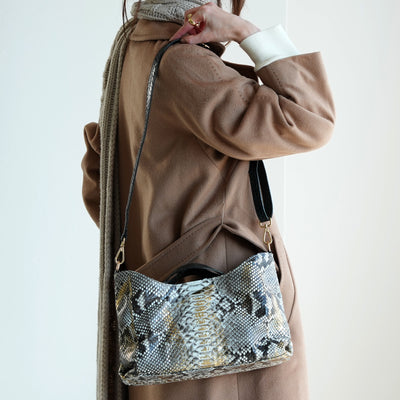 【PYTHON パイソン ウェーブトートバッグ】ミニ ナチュラル×ゴールド ショルダーつき 本革 蛇革 コブラ革 メタリック加工 和装 カジュアル エキゾチックレザー　お洋服はもちろん 着物にも（2690608800）