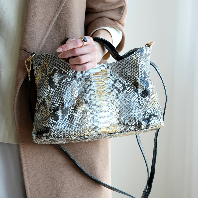 【PYTHON パイソン ウェーブトートバッグ】ミニ ナチュラル×ゴールド ショルダーつき 本革 蛇革 コブラ革 メタリック加工 和装 カジュアル エキゾチックレザー　お洋服はもちろん 着物にも（2690608800）