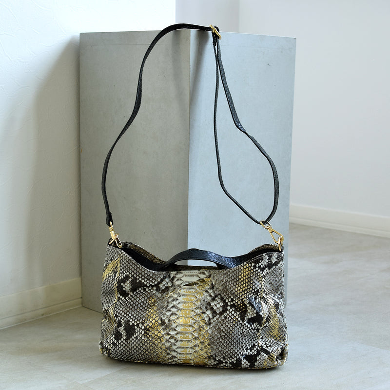 【PYTHON パイソン ウェーブトートバッグ】ミニ ナチュラル×ゴールド ショルダーつき 本革 蛇革 コブラ革 メタリック加工 和装 カジュアル エキゾチックレザー　お洋服はもちろん 着物にも（2690608800）