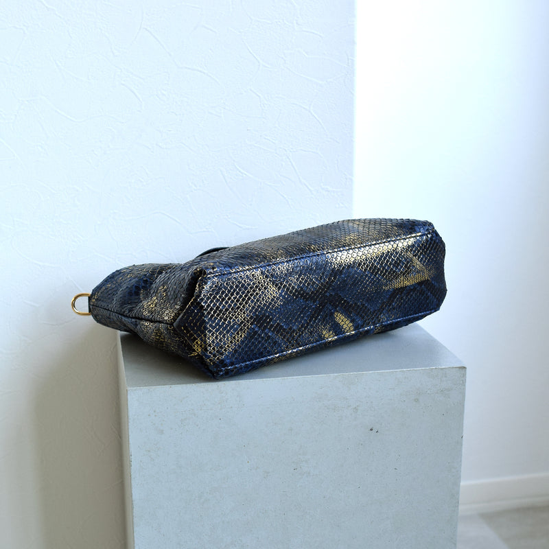 【PYTHON パイソン ウェーブトートバッグ】ミニ ネイビー×ゴールド ショルダーつき 本革 蛇革 コブラ革 メタリック加工 和装 カジュアル エキゾチックレザー　お洋服はもちろん 着物にも（2690608900）