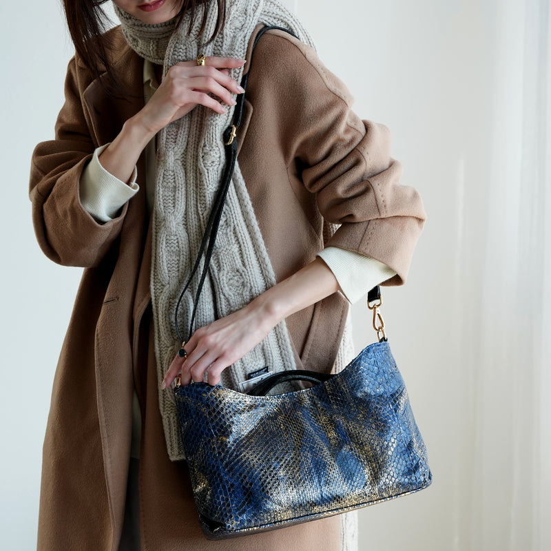 【PYTHON パイソン ウェーブトートバッグ】ミニ ネイビー×ゴールド ショルダーつき 本革 蛇革 コブラ革 メタリック加工 和装 カジュアル エキゾチックレザー　お洋服はもちろん 着物にも（2690608900）
