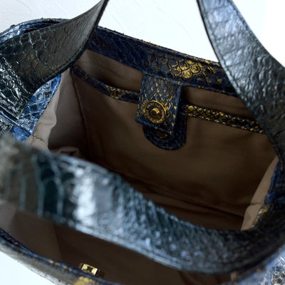 【PYTHON パイソン ウェーブトートバッグ】ミニ ネイビー×ゴールド ショルダーつき 本革 蛇革 コブラ革 メタリック加工 和装 カジュアル エキゾチックレザー　お洋服はもちろん 着物にも（2690608900）