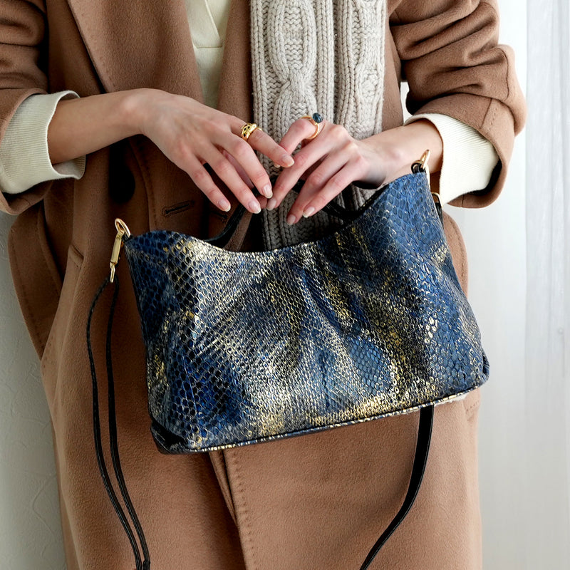【PYTHON パイソン ウェーブトートバッグ】ミニ ネイビー×ゴールド ショルダーつき 本革 蛇革 コブラ革 メタリック加工 和装 カジュアル エキゾチックレザー　お洋服はもちろん 着物にも（2690608900）