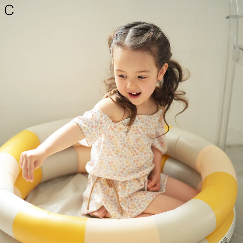 【キッズ水着 オフショルダー ティアードフリル】ワンピース水着 スイムウェア 女の子 肩紐でサイズ調節可能 （2755600801）