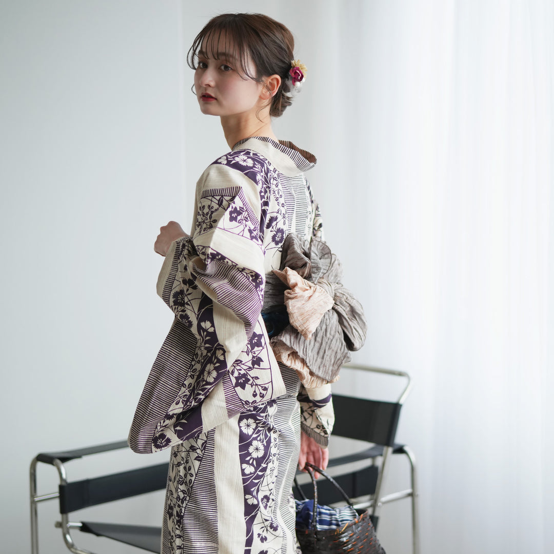 紺の地に染められた、薄紅と薄紫の撫子が美しい注染めの浴衣です 紺の地に染められた、薄紅と薄紫の撫子が美しい注