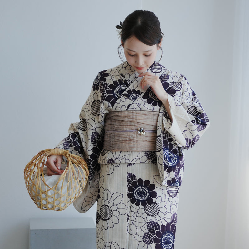 【utatane×注染工房 浴衣3点セット（ゆかた・帯・下駄） 先染めベージュに紫ひまわり】フリーサイズ 日本製小幅生地使用 特選シリーズ 注染 本染め 手縫い併用国内縫製 奈良の職人さんの手染め（5010202912）