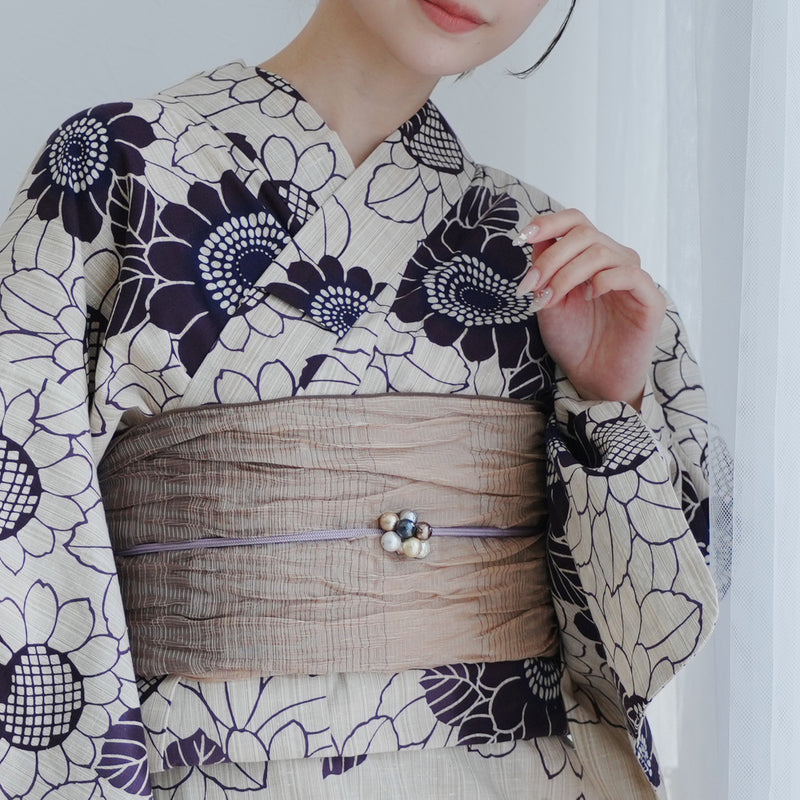 【utatane×注染工房 浴衣3点セット（ゆかた・帯・下駄） 先染めベージュに紫ひまわり】フリーサイズ 日本製小幅生地使用 特選シリーズ 注染 本染め 手縫い併用国内縫製 奈良の職人さんの手染め（5010202912）