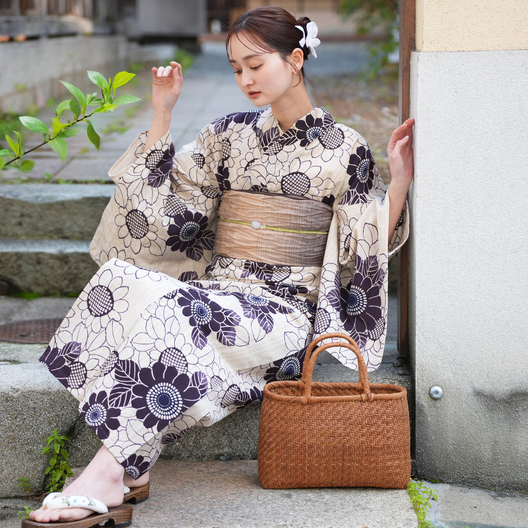 超美品　utatane ウタタネ 浴衣3点セット 焦げ茶に向日葵 utatane×注染工房 浴衣3点セット（ゆかた・帯・下駄） 先染めベージュ