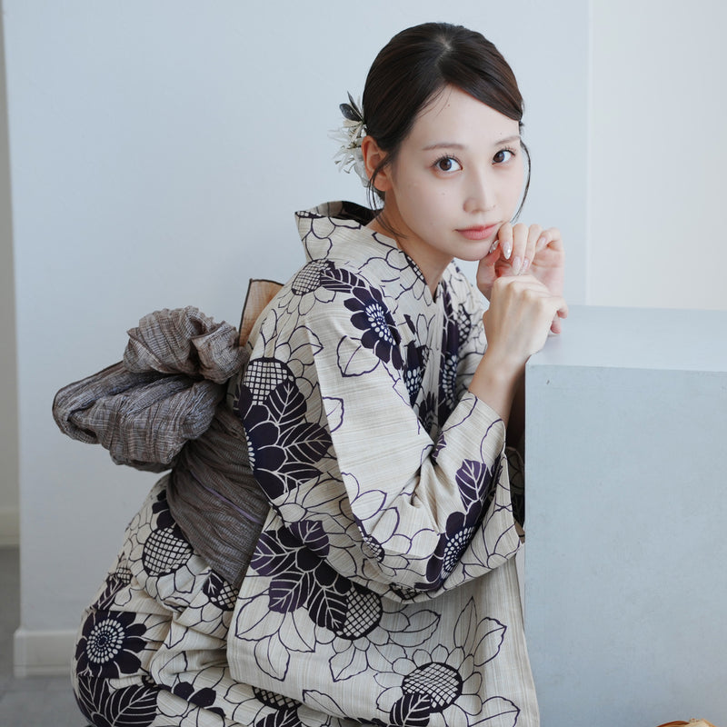 【utatane×注染工房 浴衣3点セット（ゆかた・帯・下駄） 先染めベージュに紫ひまわり】フリーサイズ 日本製小幅生地使用 特選シリーズ 注染 本染め 手縫い併用国内縫製 奈良の職人さんの手染め（5010202912）