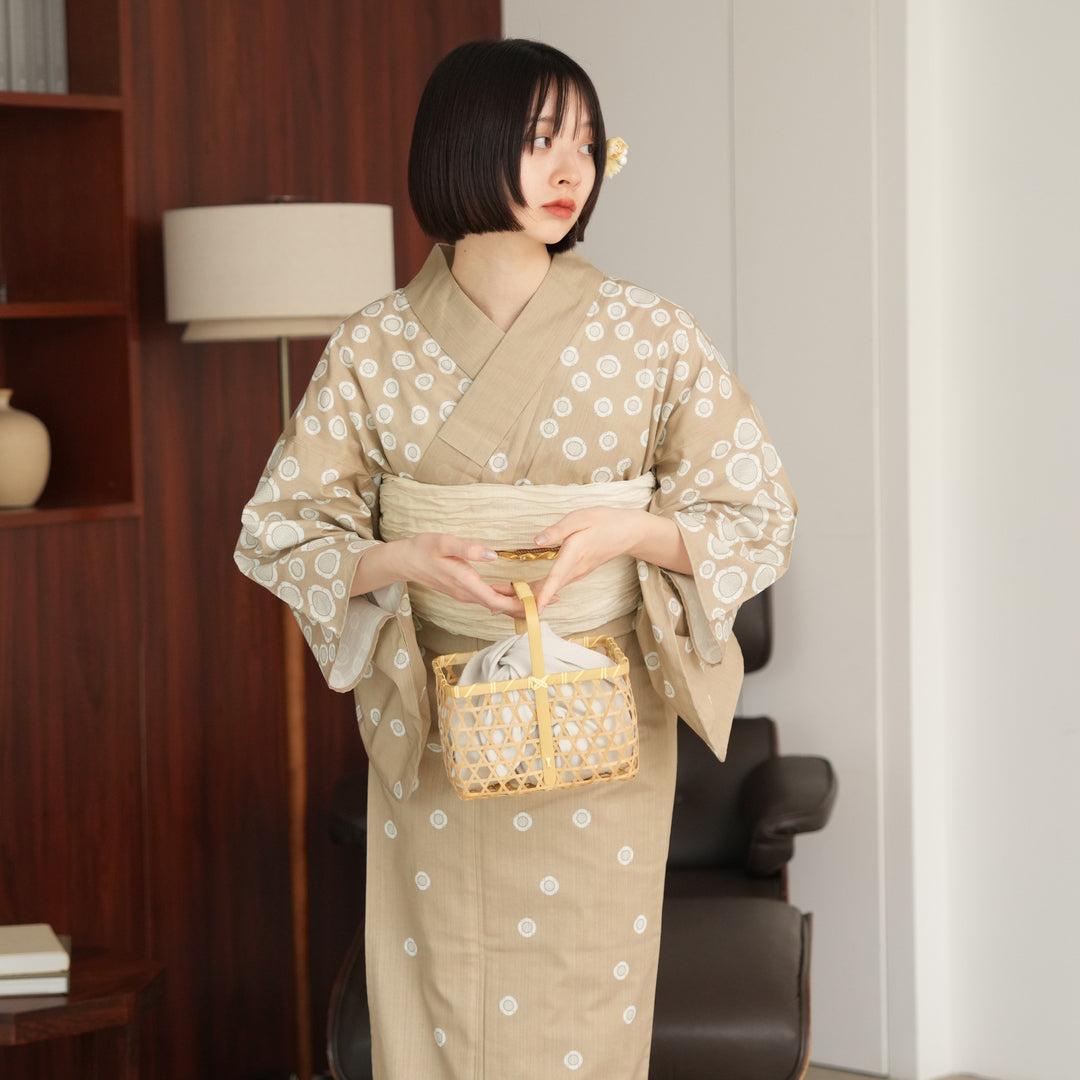 一点物の浴衣、一点物の帯、一点物の帯締め、下駄、その他小物7点セット