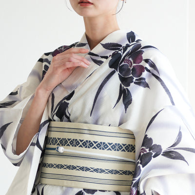 【 utatane 高級変わり織 浴衣3点セット ( ゆかた・帯・下駄 ) レトロホワイトに流れる美人花 】 Lサイズ トールサイズ（身長165-175cm） 国産生地 国内染色 （5012230511）