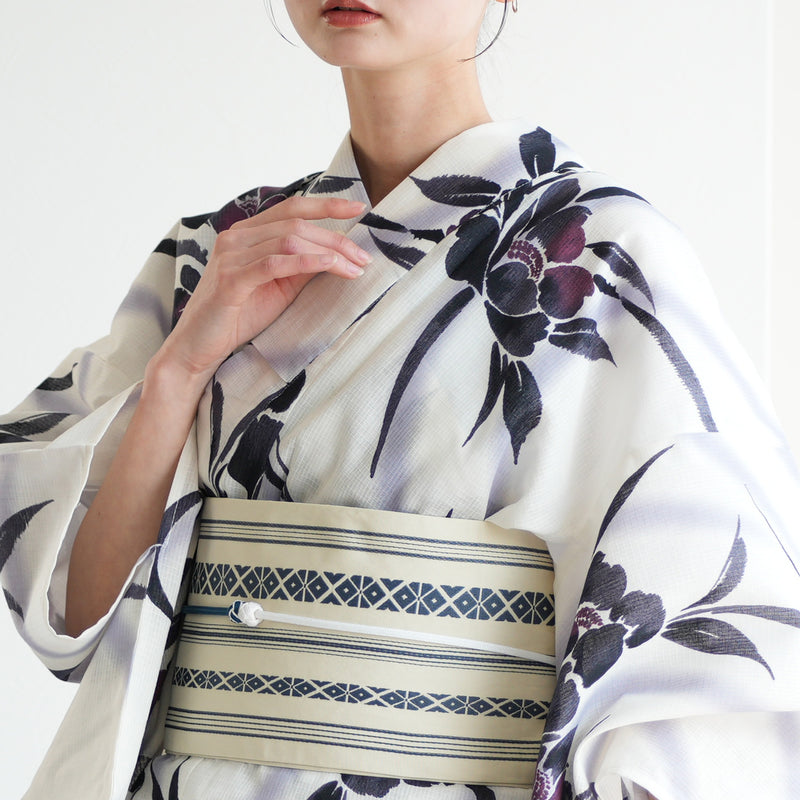【 utatane 高級変わり織 浴衣3点セット ( ゆかた・帯・下駄 ) レトロホワイトに流れる美人花 】 Lサイズ トールサイズ（身長165-175cm） 国産生地 国内染色 （5012230511）