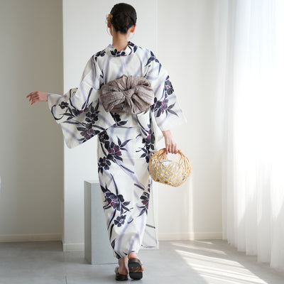 【 utatane 高級変わり織 浴衣3点セット ( ゆかた・帯・下駄 ) レトロホワイトに流れる美人花 】 3Lサイズ ゆったりサイズ（ヒップ約130cm位まで対応） 国産生地 国内染色 （5013230512）