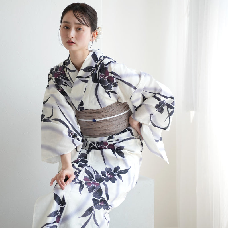 【 utatane 高級変わり織 浴衣3点セット ( ゆかた・帯・下駄 ) レトロホワイトに流れる美人花 】 Lサイズ トールサイズ（身長165-175cm） 国産生地 国内染色 （5012230512）