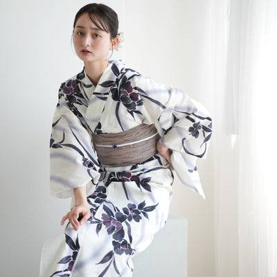 【 utatane 高級変わり織 浴衣3点セット ( ゆかた・帯・下駄 ) レトロホワイトに流れる美人花 】 Sサイズ プチサイズ（身長150-160cm） 国産生地 国内染色 （5011230512）