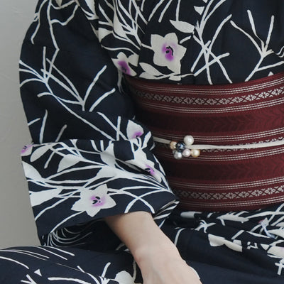 【utatane×注染工房 浴衣3点セット（ゆかた・帯・下駄） 黒地に紫の桔梗】 日本製小幅生地使用 フリーサイズ 特選シリーズ 注染 本染め  日本製 手縫い併用国内縫製 奈良の職人さんの手染め（5010231912）