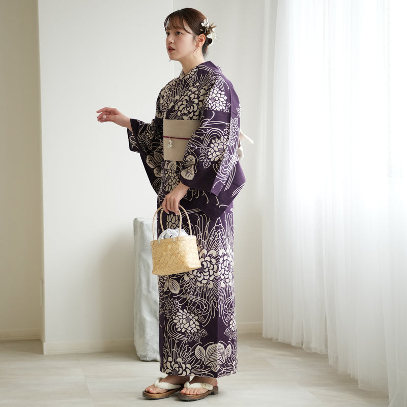 【utatane×注染工房 浴衣3点セット（ゆかた・帯・下駄） 先染めベージュ 濃紫に大輪の菊】フリーサイズ  日本製 小幅生地使用 特選シリーズ 注染 本染め  手縫い併用国内縫製 奈良の職人さんの手染め （5010233412）