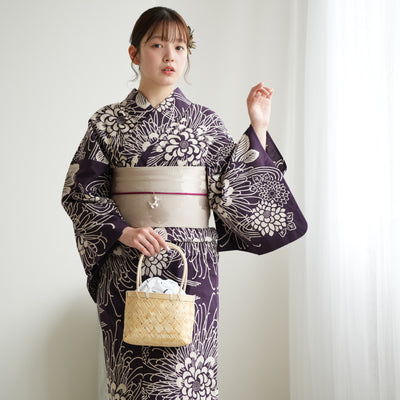 【utatane×注染工房 浴衣3点セット（ゆかた・帯・下駄） 先染めベージュ 濃紫に大輪の菊】フリーサイズ  日本製 小幅生地使用 特選シリーズ 注染 本染め  手縫い併用国内縫製 奈良の職人さんの手染め （5010233412）