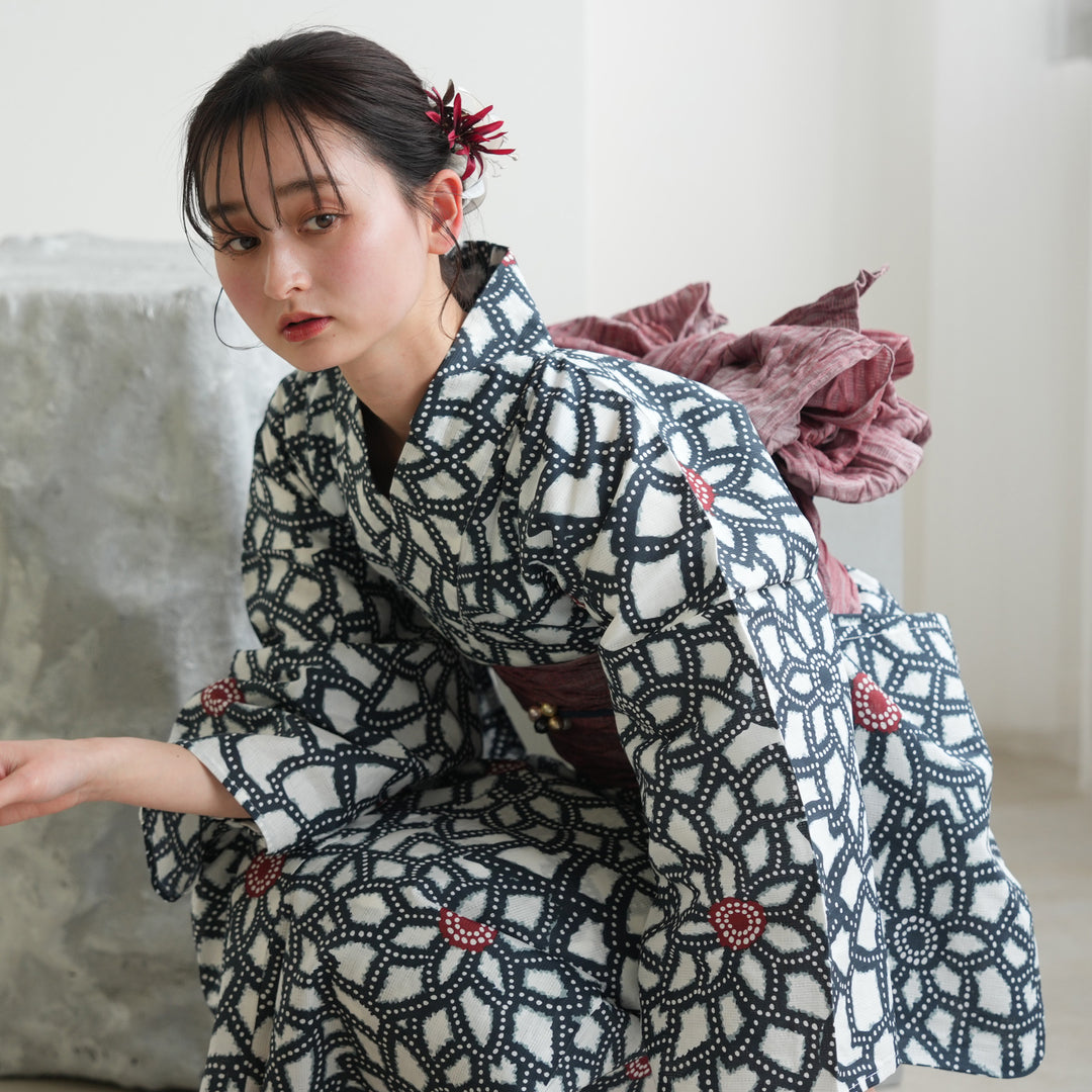 【新品】utatane 高級変わり織 浴衣3点セット 紺の広がる菊 utatane 高級変わり織 浴衣3点セット（ゆかた・帯・下駄）紺の