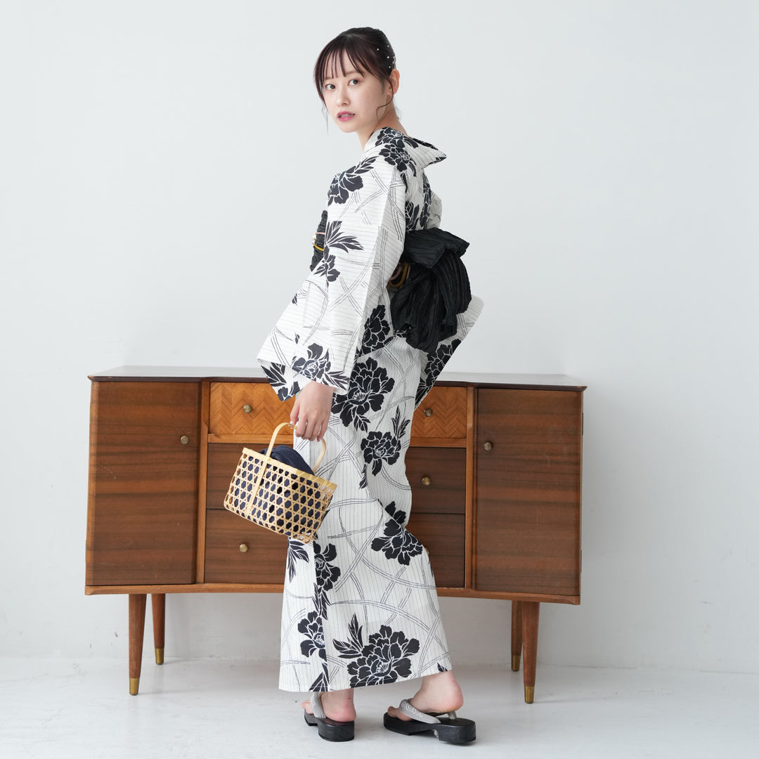 浴衣 utatane 高級変わり織 浴衣3点セット 白地に墨黒の露芝ぼたん utatane｜utatane 高級変わり織 浴衣3点セット 白地に墨黒の露芝