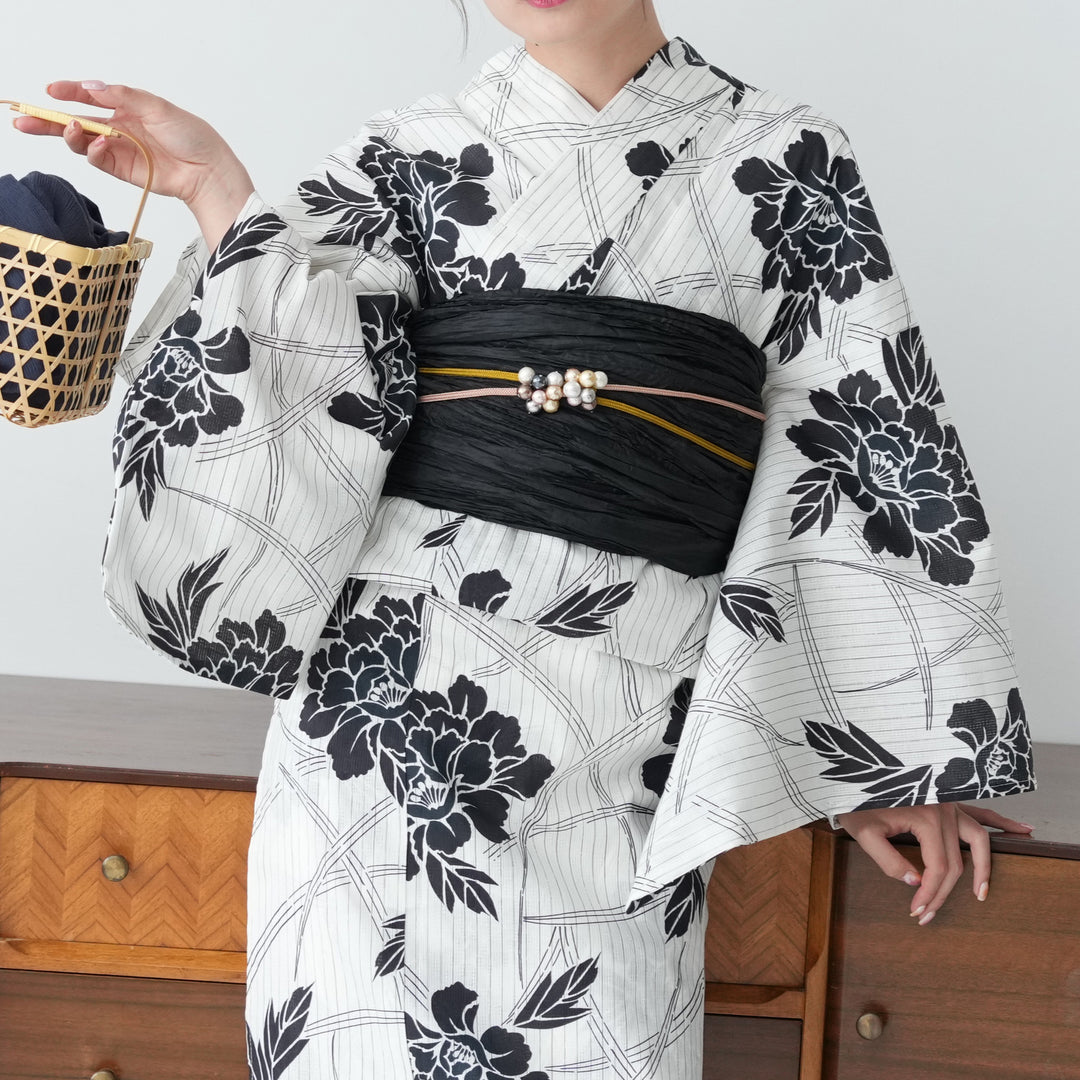 浴衣 utatane 高級変わり織 浴衣3点セット 白地に墨黒の露芝ぼたん utatane 高級変わり織 浴衣3点セット ( ゆかた・帯・下駄 ) 白地に墨黒