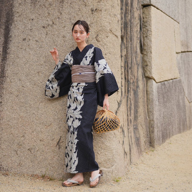 【 utatane 高級変わり織 浴衣3点セット ( ゆかた・帯・下駄 )  粋紺市松にチューリップ】 フリーサイズ（身長155-165cm） 国産生地 国内染色 （5010243211）