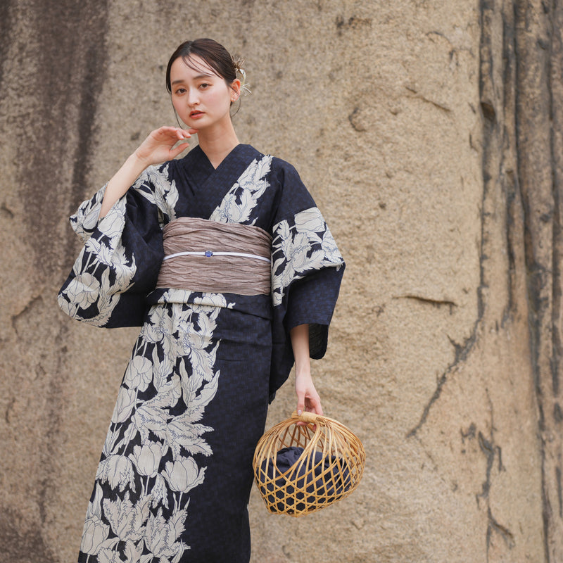 【 utatane 高級変わり織 浴衣3点セット ( ゆかた・帯・下駄 )  粋紺市松にチューリップ】 フリーサイズ（身長155-165cm） 国産生地 国内染色 （5010243211）