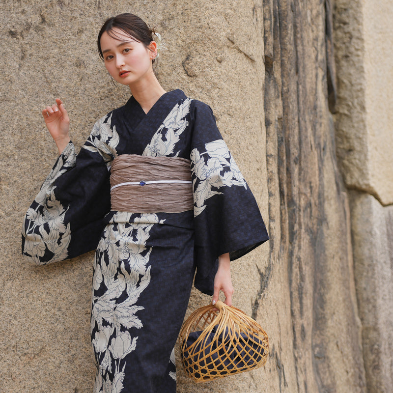 【 utatane 高級変わり織 浴衣3点セット ( ゆかた・帯・下駄 )  粋紺市松にチューリップ】 フリーサイズ（身長155-165cm） 国産生地 国内染色 （5010243211）
