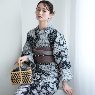 【 utatane 有松絞り 浴衣3点セット ( ゆかた・帯・下駄 ) 黒地に花露】フリーサイズ　特選シリーズ 伝統工芸 小袋帯 国内縫製 手縫い併用 （5010258111）