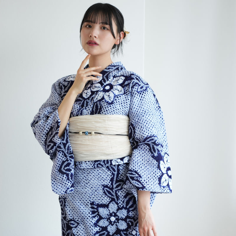 【 utatane 有松絞り 浴衣3点セット ( ゆかた・帯・下駄 ) 紺地に花露】フリーサイズ　特選シリーズ 伝統工芸 小袋帯 国内縫製 手縫い併用 （5010258211）