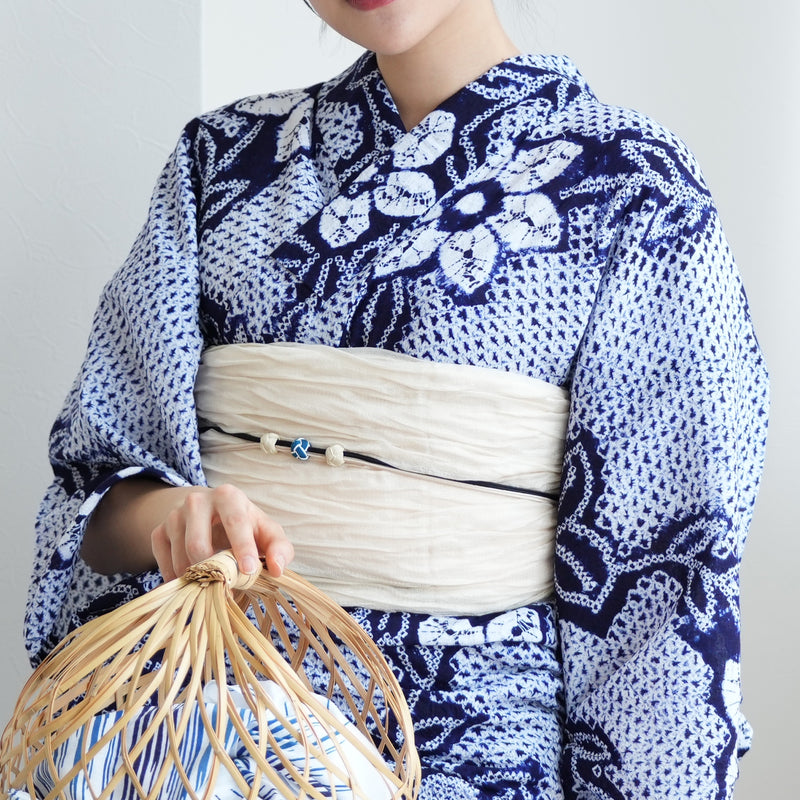 【 utatane 有松絞り 浴衣3点セット ( ゆかた・帯・下駄 ) 紺地に花露】フリーサイズ　特選シリーズ 伝統工芸 小袋帯 国内縫製 手縫い併用 （5010258211）