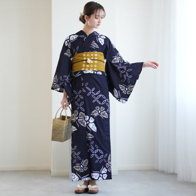 【 utatane 有松絞り 浴衣3点セット ( ゆかた・帯・下駄 ) 名桐商店/ 染色 北條染工/生地　知多木綿 濃紺に蝶】フリーサイズ　極み 伝統工芸 日本製  国内縫製 手縫い併用 （5010258311）