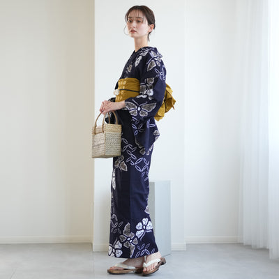 【 utatane 有松絞り 浴衣3点セット ( ゆかた・帯・下駄 ) 名桐商店/ 染色 北條染工/生地　知多木綿 濃紺に蝶】フリーサイズ　極み 伝統工芸 日本製  国内縫製 手縫い併用 （5010258311）