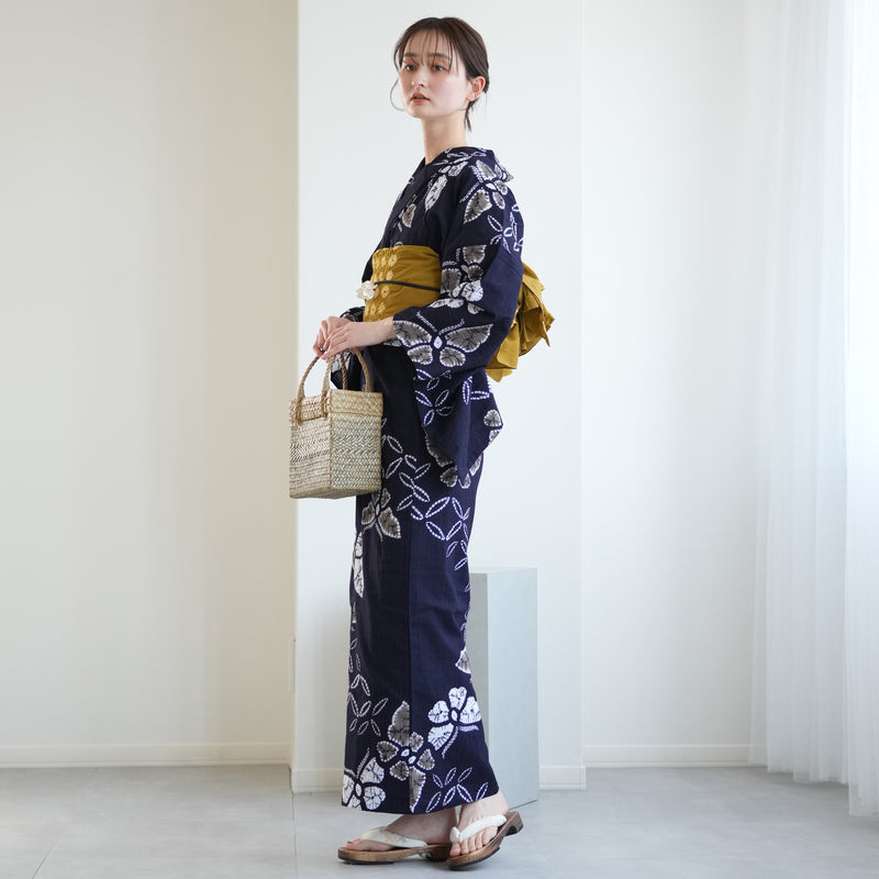 【 utatane 有松絞り 浴衣3点セット ( ゆかた・帯・下駄 ) 名桐商店/ 染色 北條染工/生地　知多木綿 濃紺に蝶】フリーサイズ　極み 伝統工芸 日本製  国内縫製 手縫い併用 （5010258311）