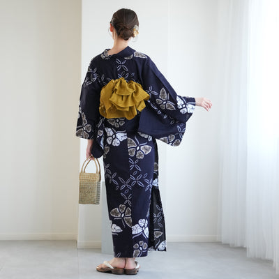 【 utatane 有松絞り 浴衣3点セット ( ゆかた・帯・下駄 ) 名桐商店/ 染色 北條染工/生地　知多木綿 濃紺に蝶】フリーサイズ　極み 伝統工芸 日本製  国内縫製 手縫い併用 （5010258311）